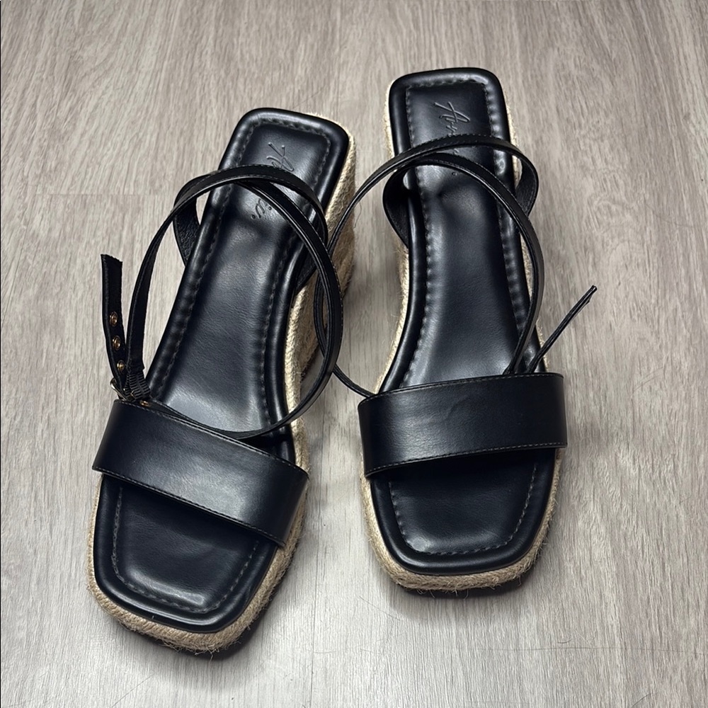 Black Sandals with Minimalist Design and Slip-On Style